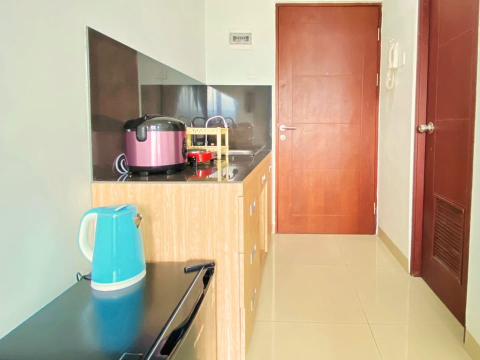 Studio | Private kitchen | Fridge, stovetop, cookware/dishes/utensils, dining tables