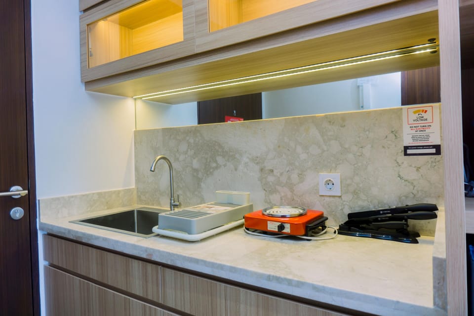 Studio | Private kitchen | Fridge, stovetop, cookware/dishes/utensils, dining tables