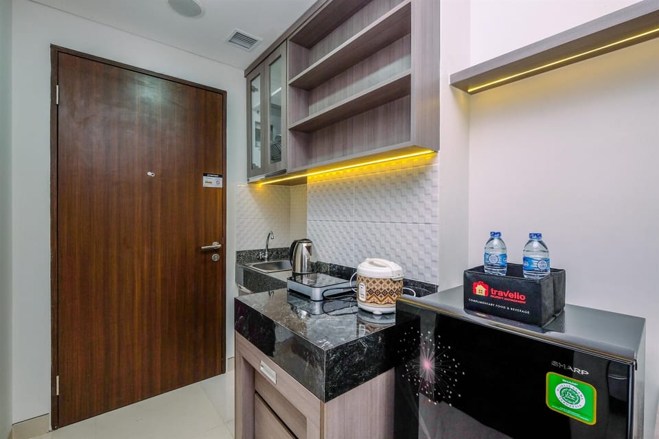 Studio | Private kitchen | Fridge, stovetop, cookware/dishes/utensils, dining tables