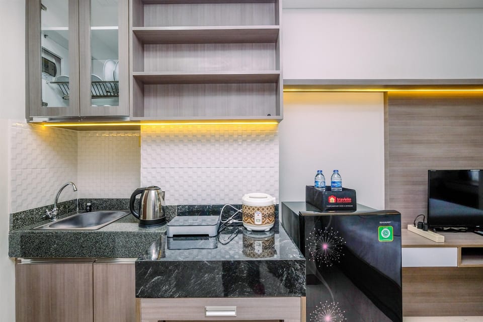 Studio | Private kitchen | Fridge, stovetop, cookware/dishes/utensils, dining tables