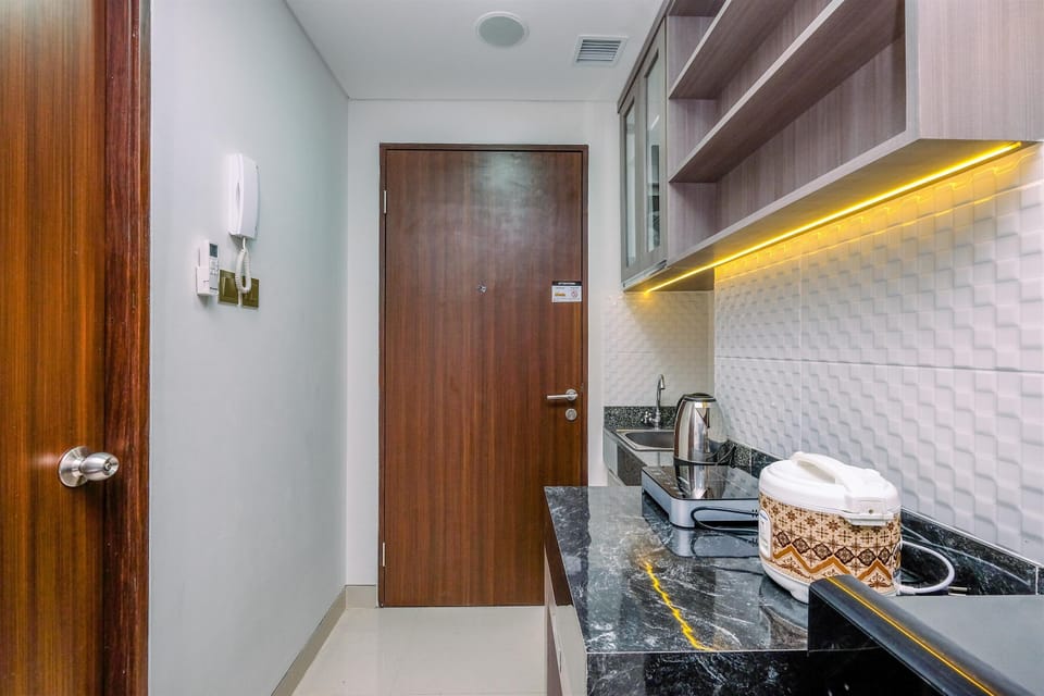 Studio | Private kitchen | Fridge, stovetop, cookware/dishes/utensils, dining tables