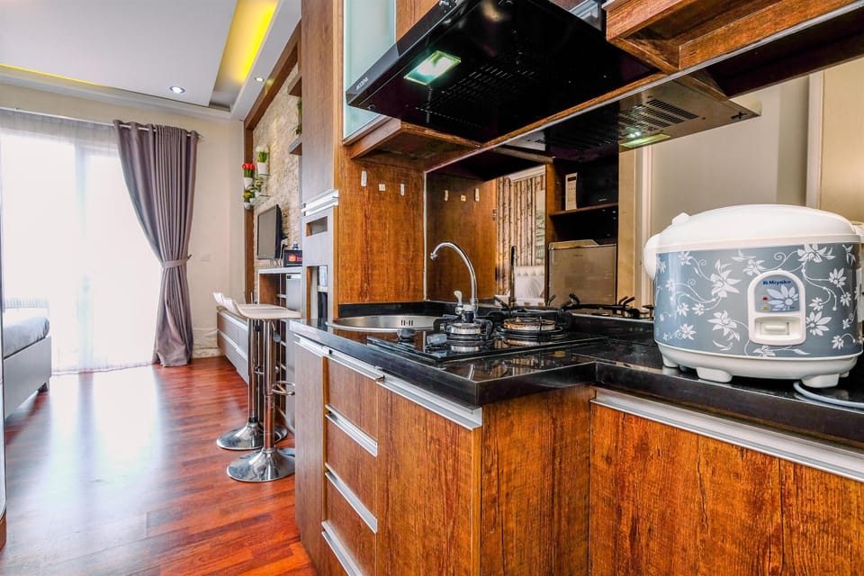 Studio | Private kitchen | Fridge, stovetop, cookware/dishes/utensils, dining tables