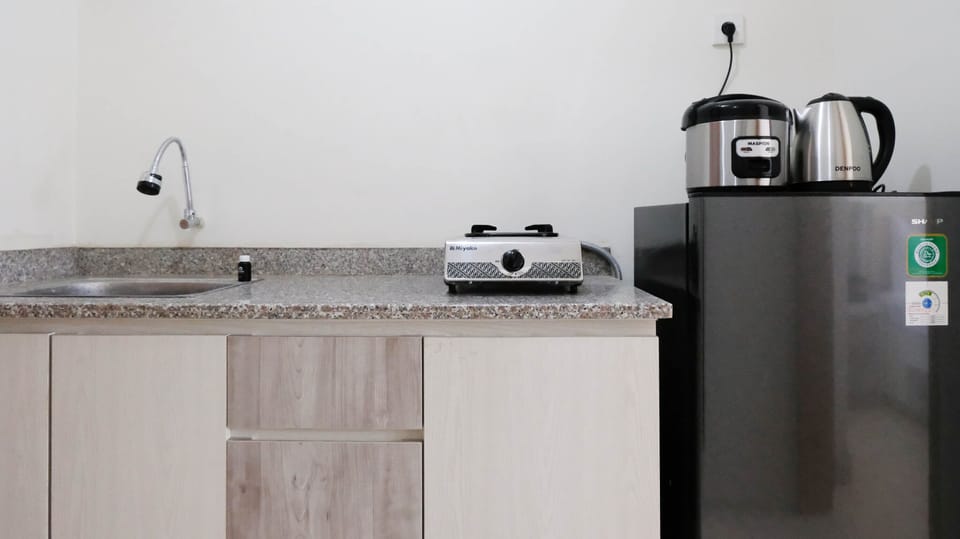 Apartment, 1 Bedroom | Private kitchen | Fridge, stovetop, cookware/dishes/utensils, dining tables
