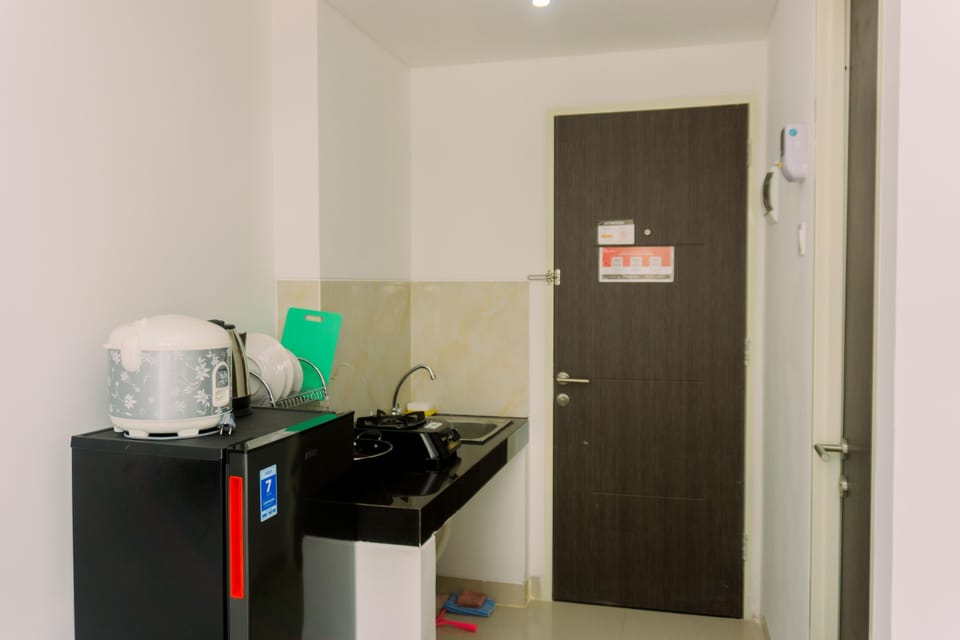 Studio | Private kitchen | Fridge, stovetop, cookware/dishes/utensils, dining tables