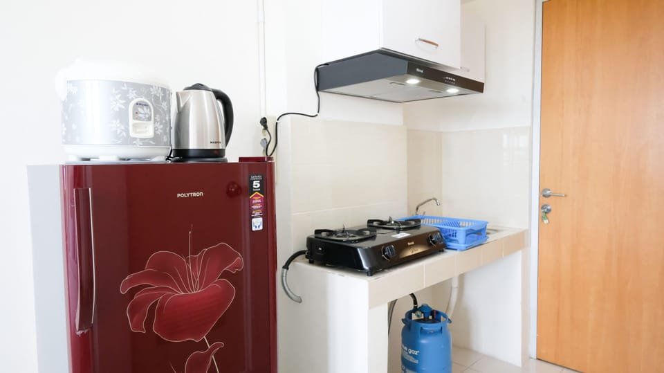 Studio | Private kitchen | Fridge, stovetop, cookware/dishes/utensils, dining tables