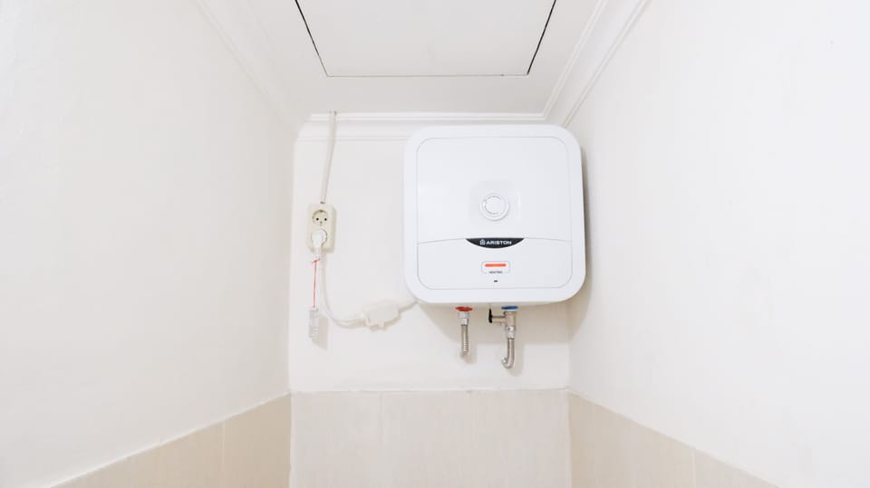 Apartment, 2 Bedrooms | Bathroom | Shower, free toiletries, towels