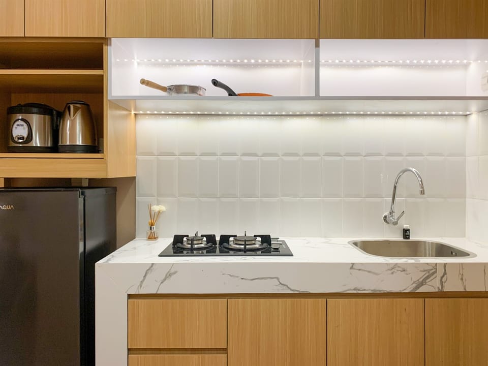 Studio | Private kitchen | Fridge, stovetop, cookware/dishes/utensils, dining tables
