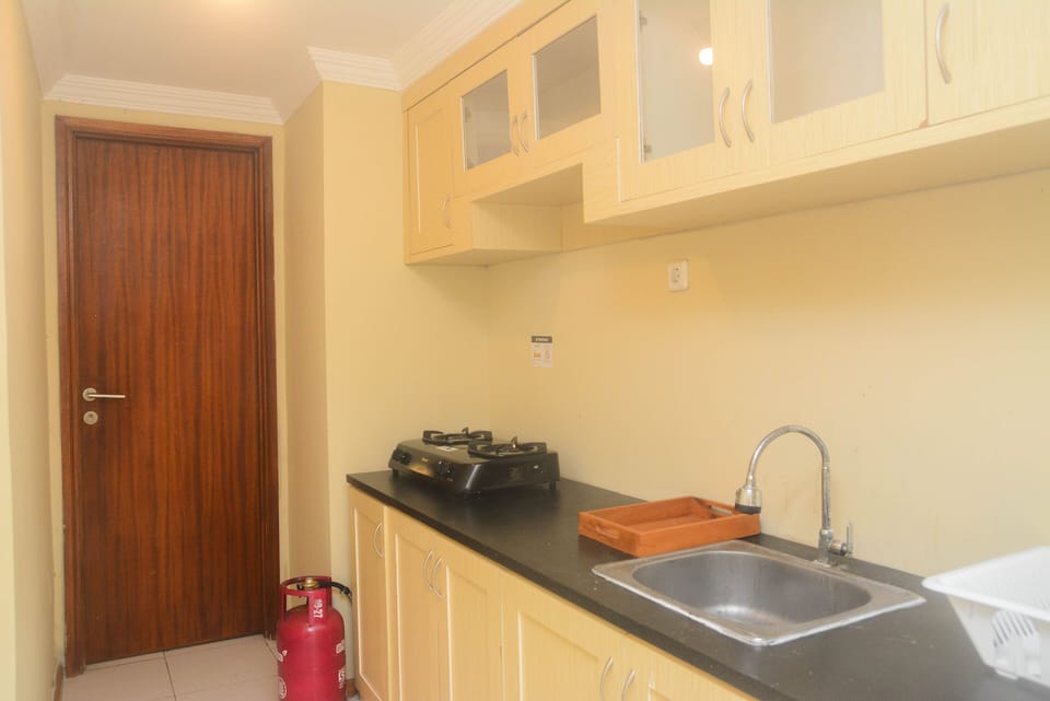 Apartment, 2 Bedrooms | Private kitchen | Fridge, stovetop, cookware/dishes/utensils, dining tables