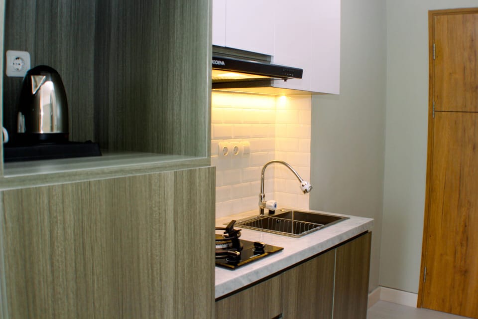 Studio | Private kitchen | Fridge, stovetop, cookware/dishes/utensils, dining tables