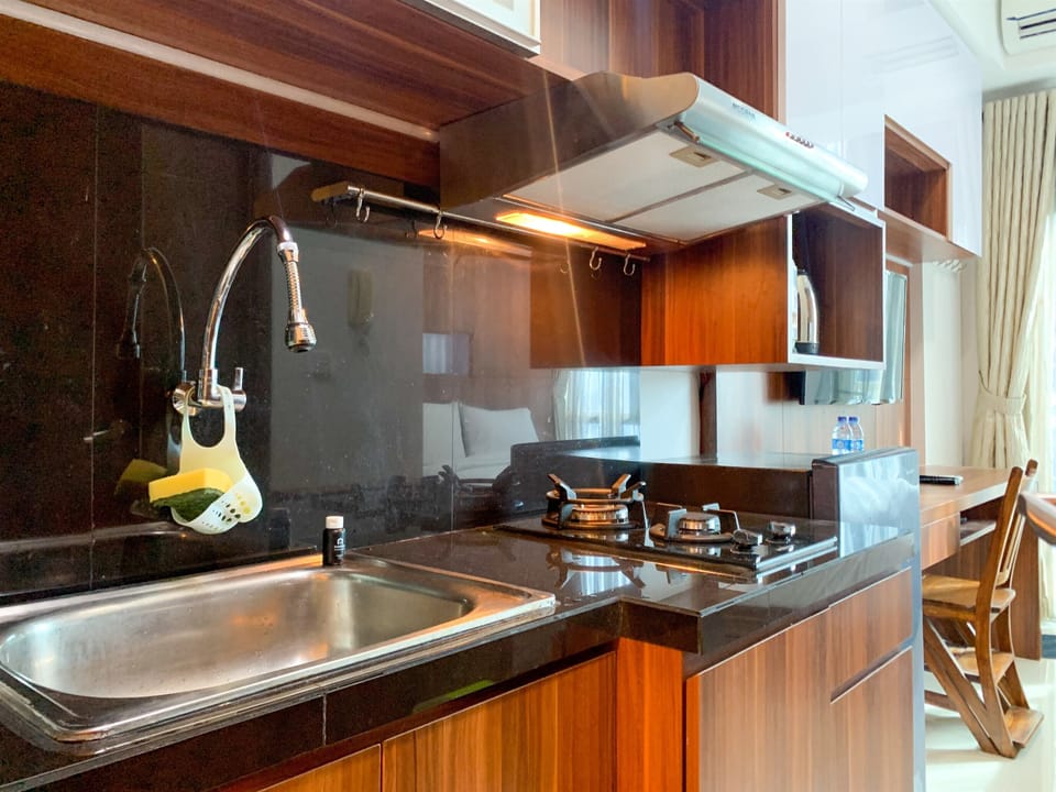 Studio | Private kitchen | Fridge, stovetop, cookware/dishes/utensils, dining tables