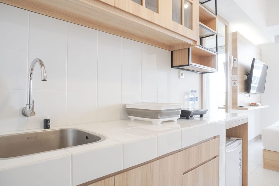 Studio | Private kitchen | Fridge, stovetop, cookware/dishes/utensils, dining tables