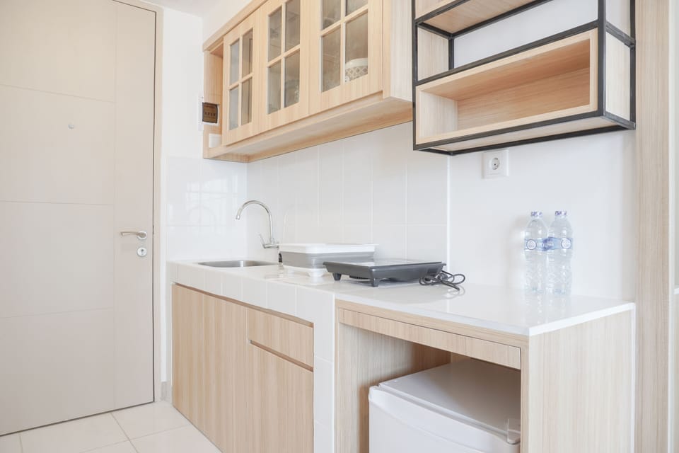 Studio | Private kitchen | Fridge, stovetop, cookware/dishes/utensils, dining tables