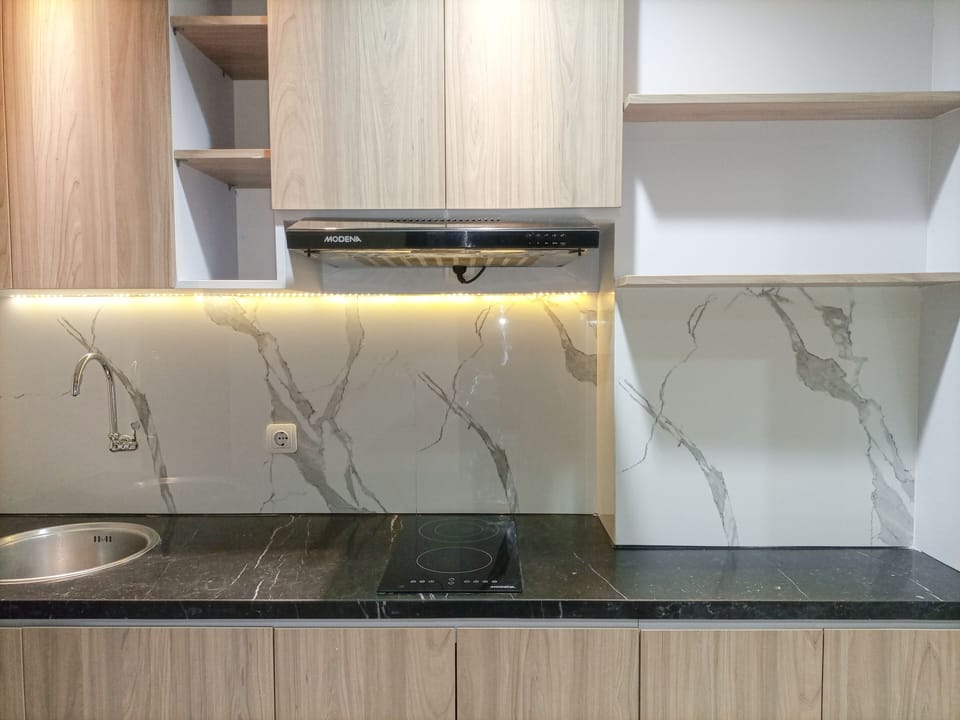 Studio | Private kitchen | Fridge, stovetop, cookware/dishes/utensils, dining table
