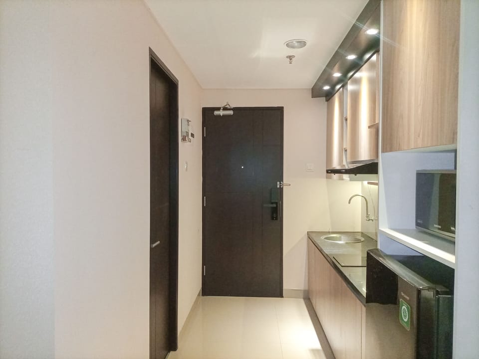 Studio | Private kitchen | Fridge, stovetop, cookware/dishes/utensils, dining table