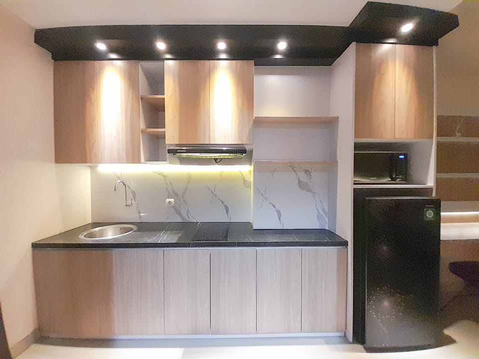 Studio | Private kitchen | Fridge, stovetop, cookware/dishes/utensils, dining table