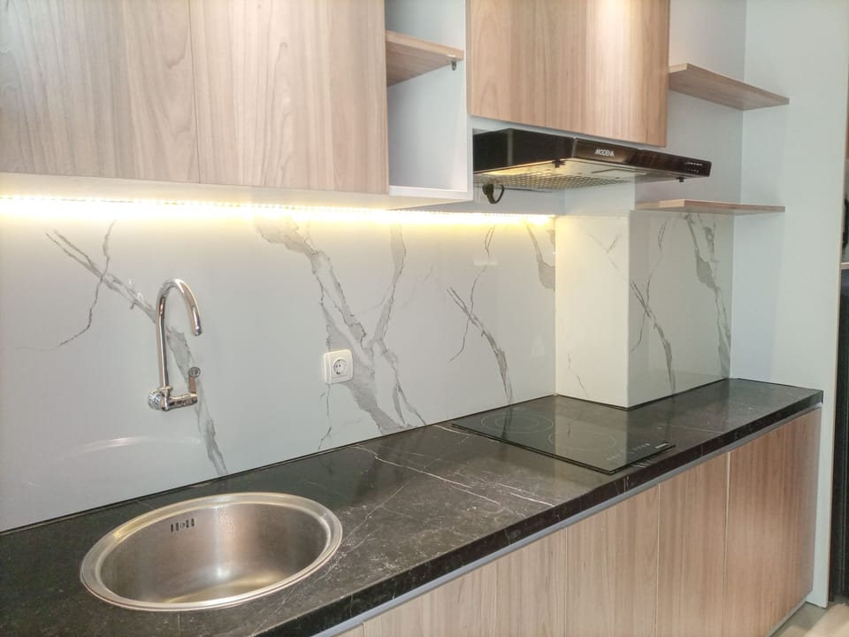 Studio | Private kitchen | Fridge, stovetop, cookware/dishes/utensils, dining table