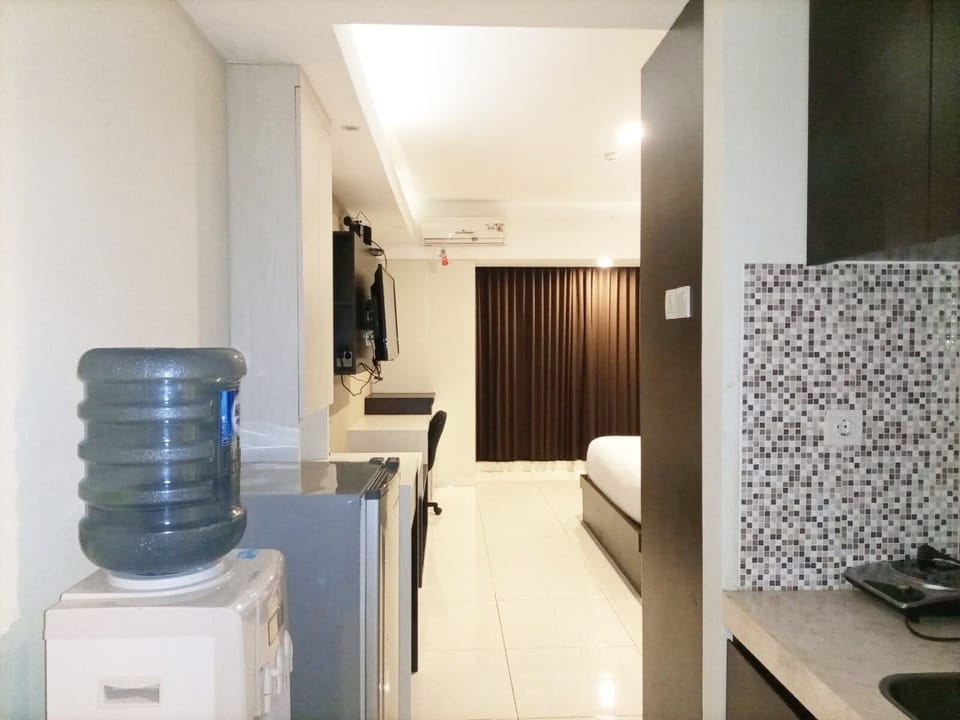 Studio | Private kitchen | Fridge, stovetop, cookware/dishes/utensils, dining table