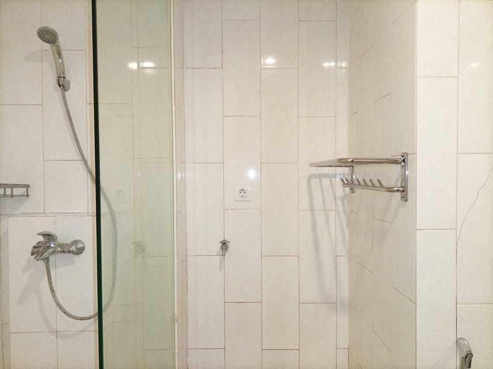 Studio | Bathroom | Shower, free toiletries, towels