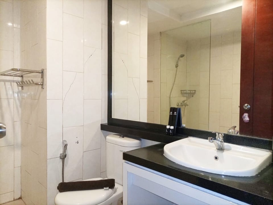 Studio | Bathroom | Shower, free toiletries, towels