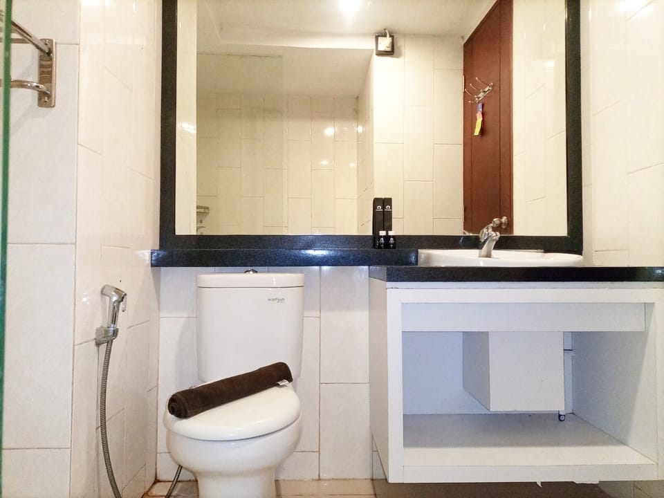 Studio | Bathroom | Shower, free toiletries, towels