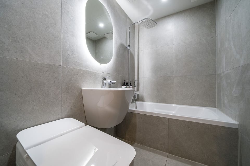 Family Twin Room | Bathroom | Combined shower/tub, hair dryer, bathrobes, slippers