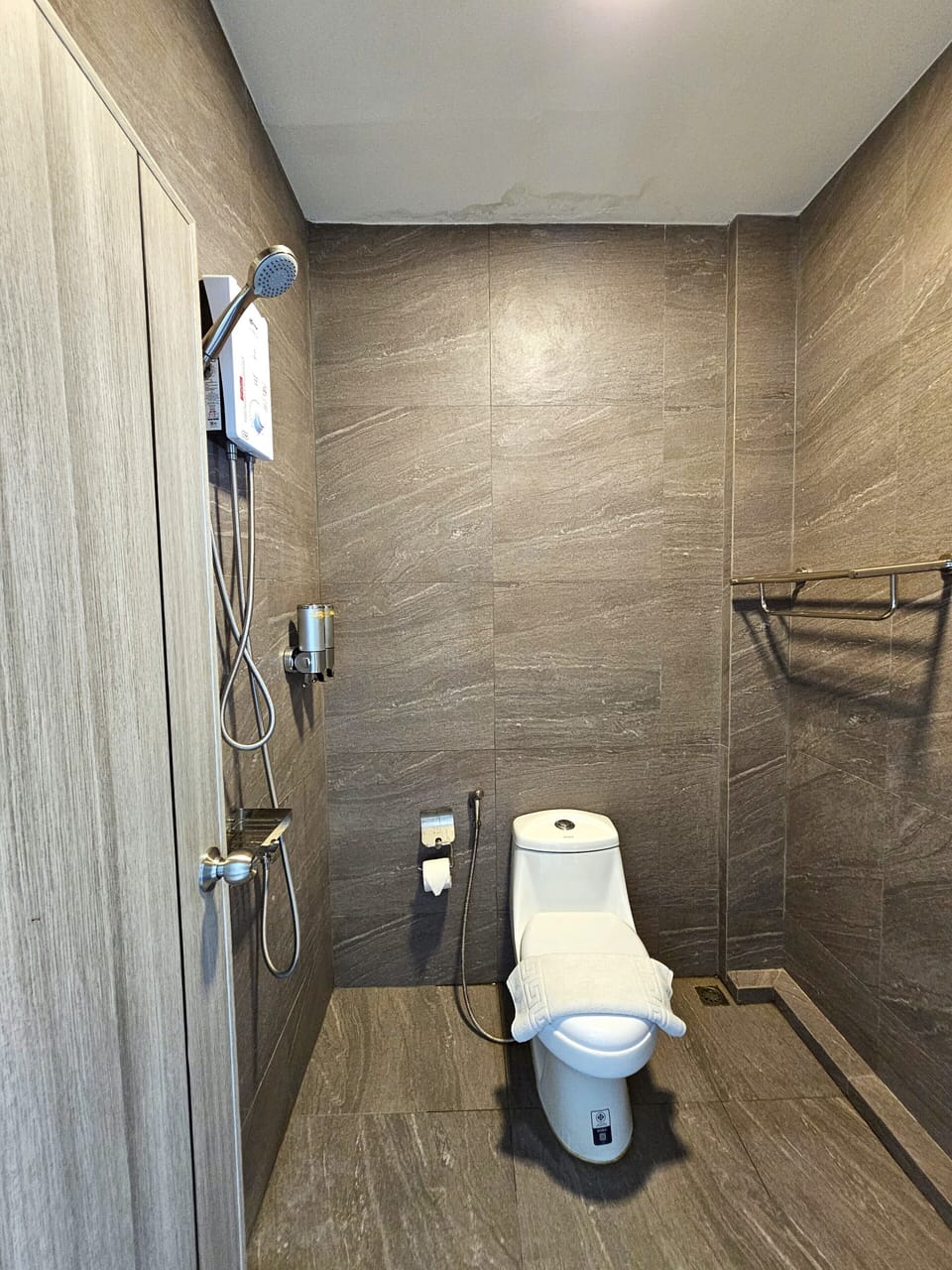 Standard Double Room | Bathroom | Shower, free toiletries, towels, shampoo
