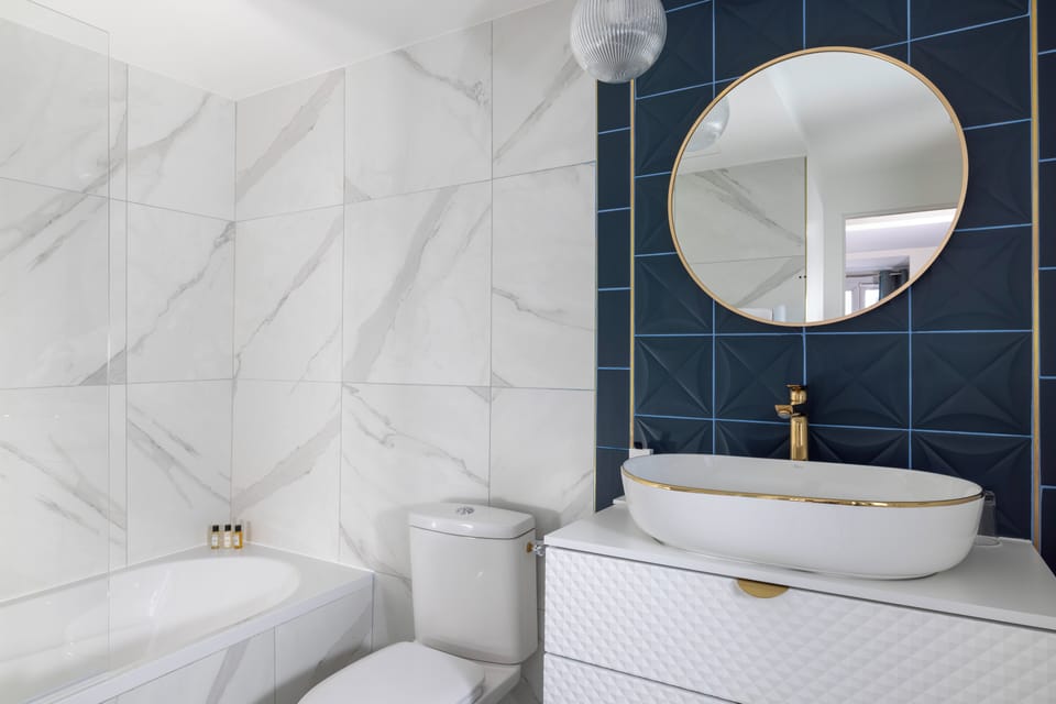 Deluxe Double Room | Bathroom | Combined shower/tub, rainfall showerhead, free toiletries, hair dryer