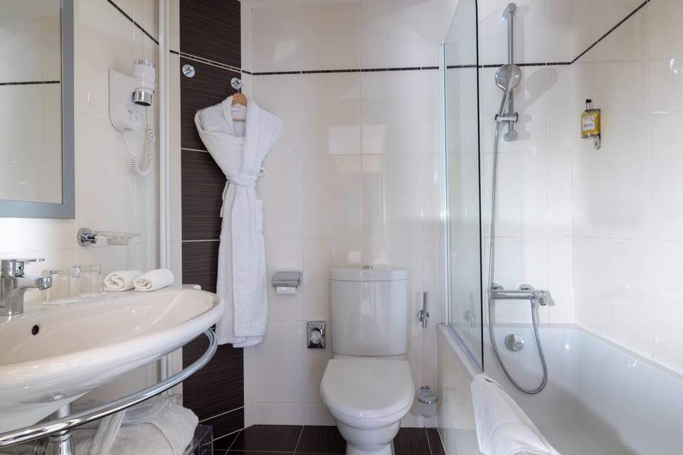 Combined shower/tub, rainfall showerhead, free toiletries, hair dryer