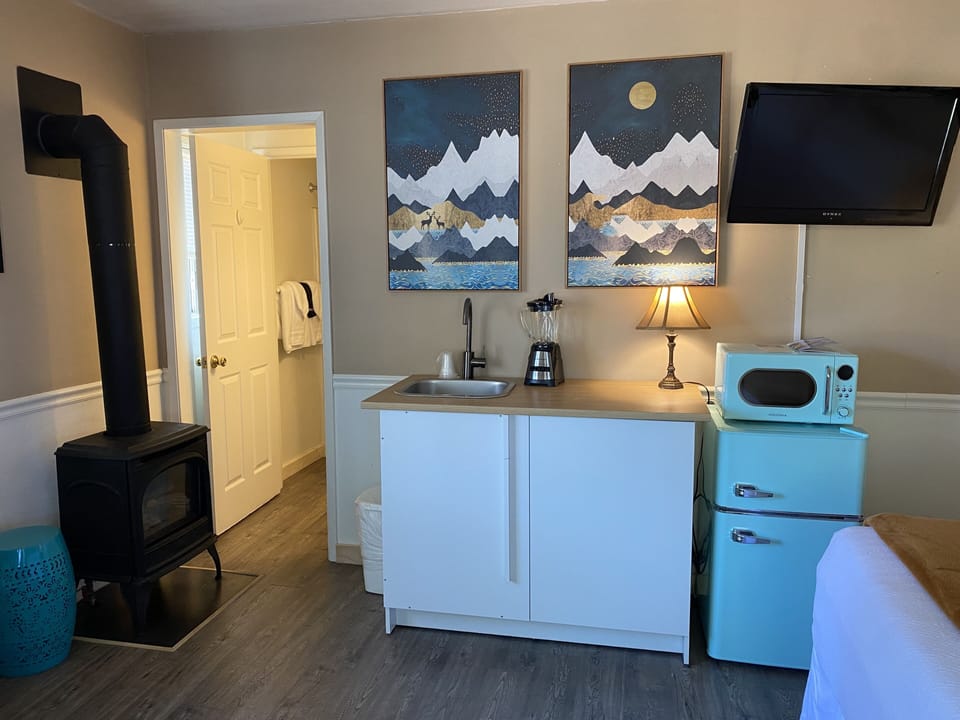 Junior Studio Suite, 1 King Bed | Private kitchenette | Full-size fridge, microwave