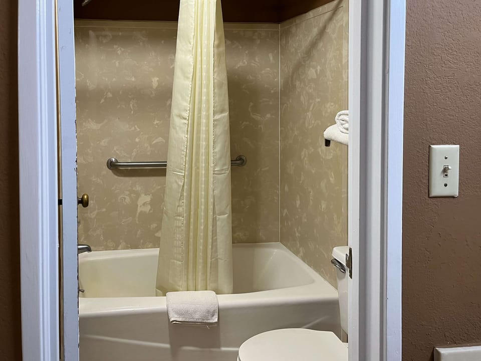 Combined shower/tub, towels