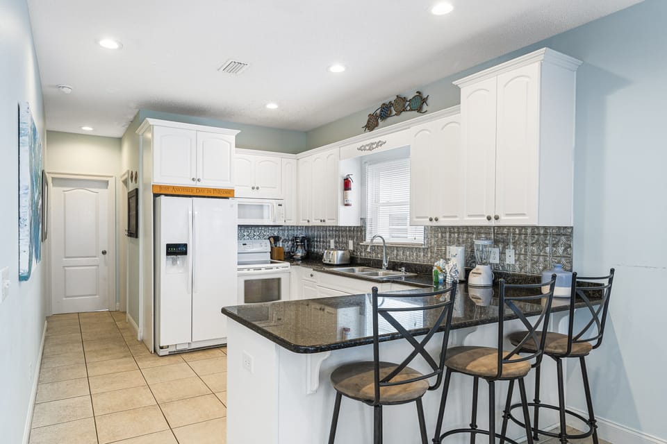 Signature House, 3 Bedrooms, Balcony | Private kitchen | Fridge, microwave, oven, stovetop