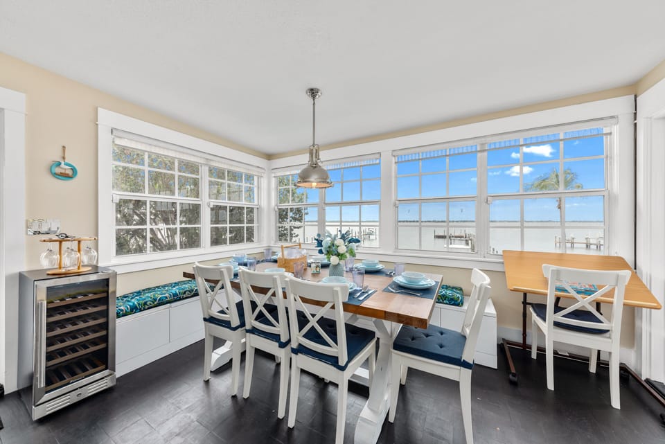Enjoy breakfast & dining with a riverfront view