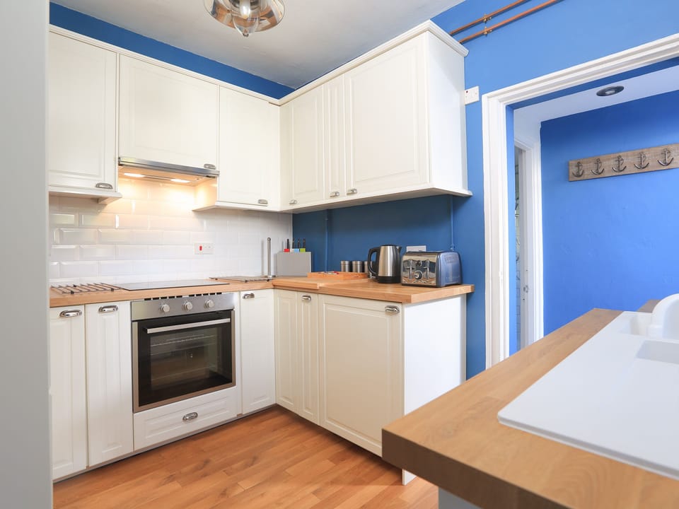 Cottage | Private kitchen | Fridge, dishwasher, electric kettle, toaster