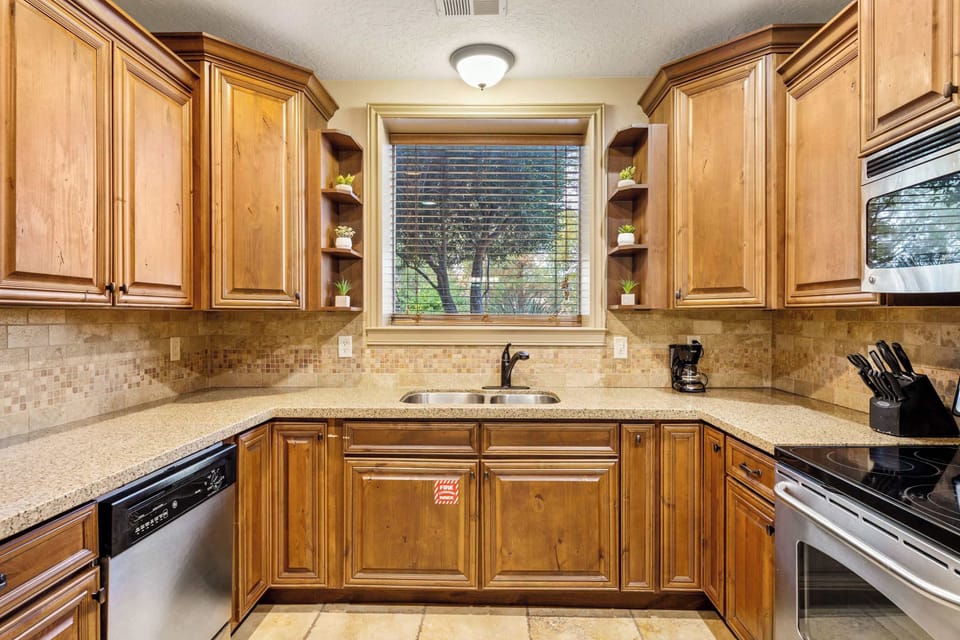 Condo, 1 King Bed with Sofa bed, Patio, Mountain View (Sweet Retreat) | Private kitchen | Fridge, microwave, oven, stovetop
