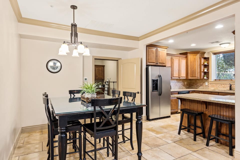 Condo, 1 King Bed with Sofa bed, Patio, Mountain View (Sweet Retreat) | Dining