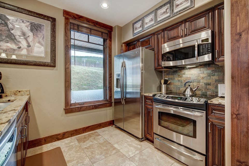 Condo, 1 Bedroom | Private kitchen | Coffee/tea maker, fridge, oven, toaster