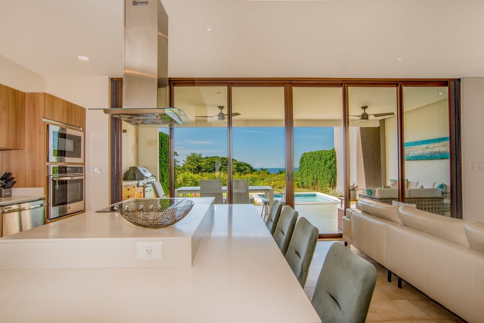 Deluxe House | Private kitchen | Fridge, microwave, oven, stovetop