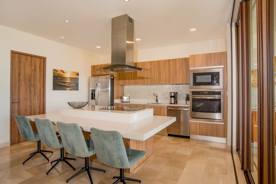 Deluxe House | Private kitchen | Fridge, microwave, oven, stovetop