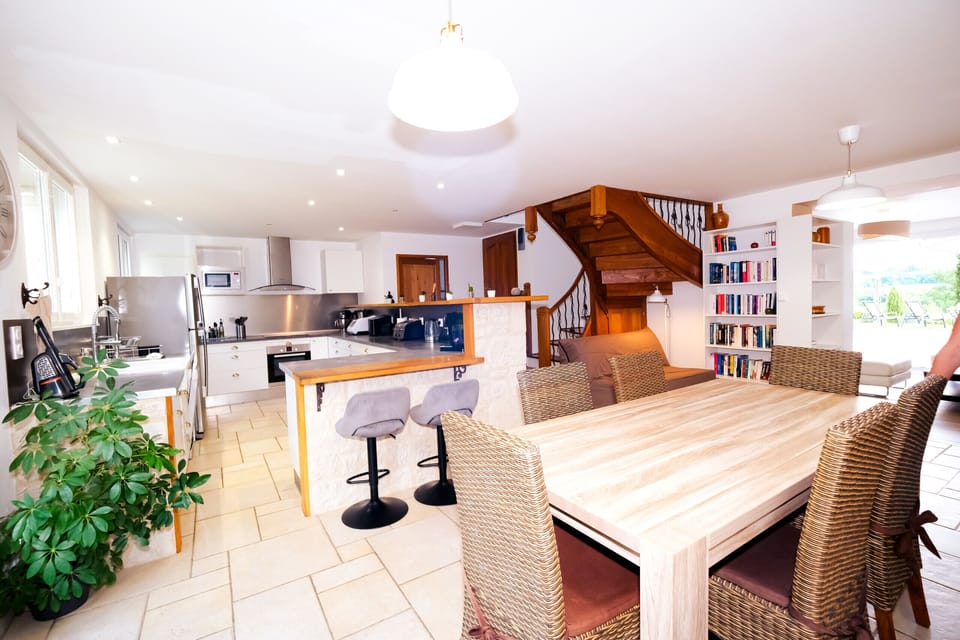 Kitchen and dining area: Fully equipped - Kitchenaid - Food processor (Monsieur Cuisine) - Kitchen equipment - Crockery - Cutlery - Dining table.
