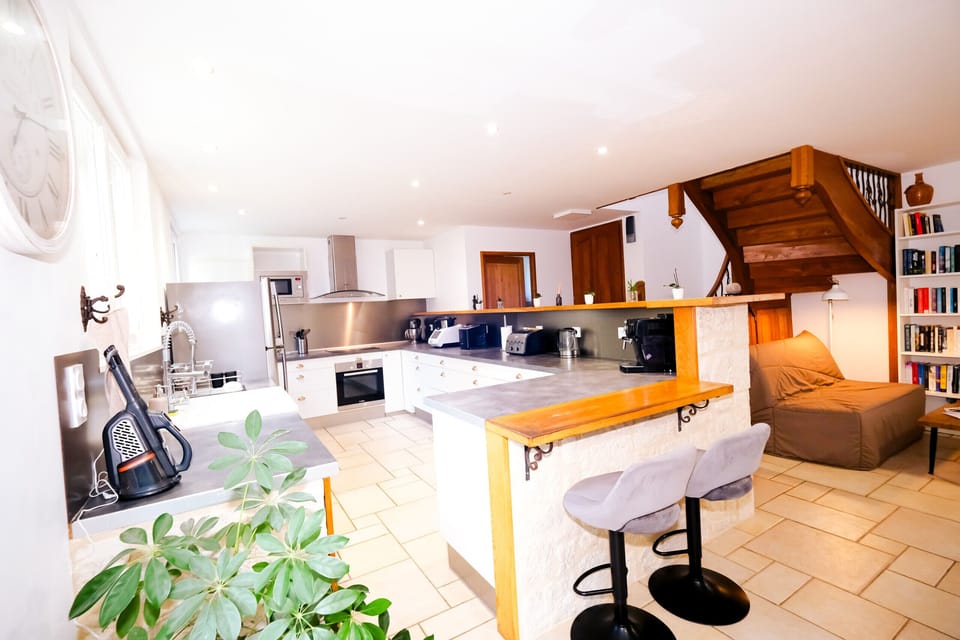 Kitchen and dining area: Fully equipped - Kitchenaid - Food processor (Monsieur Cuisine) - Kitchen equipment - Crockery - Cutlery - Dining table.