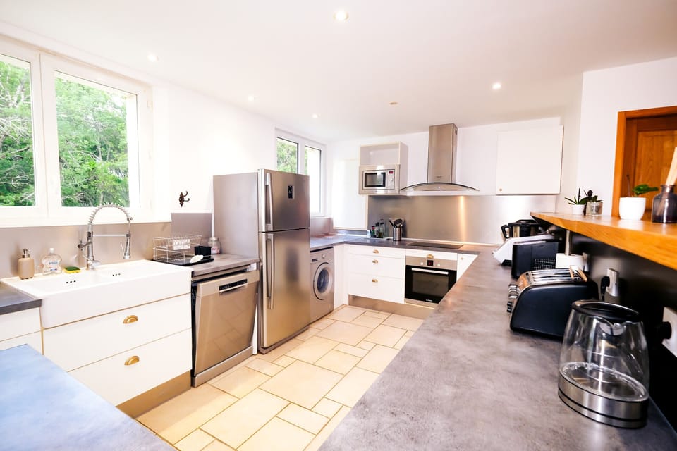 Kitchen and dining area: Fully equipped - Kitchenaid - Food processor (Monsieur Cuisine) - Kitchen equipment - Crockery - Cutlery - Dining table.