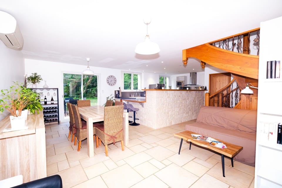 Kitchen and dining area: Fully equipped - Kitchenaid - Food processor (Monsieur Cuisine) - Kitchen equipment - Crockery - Cutlery - Dining table.