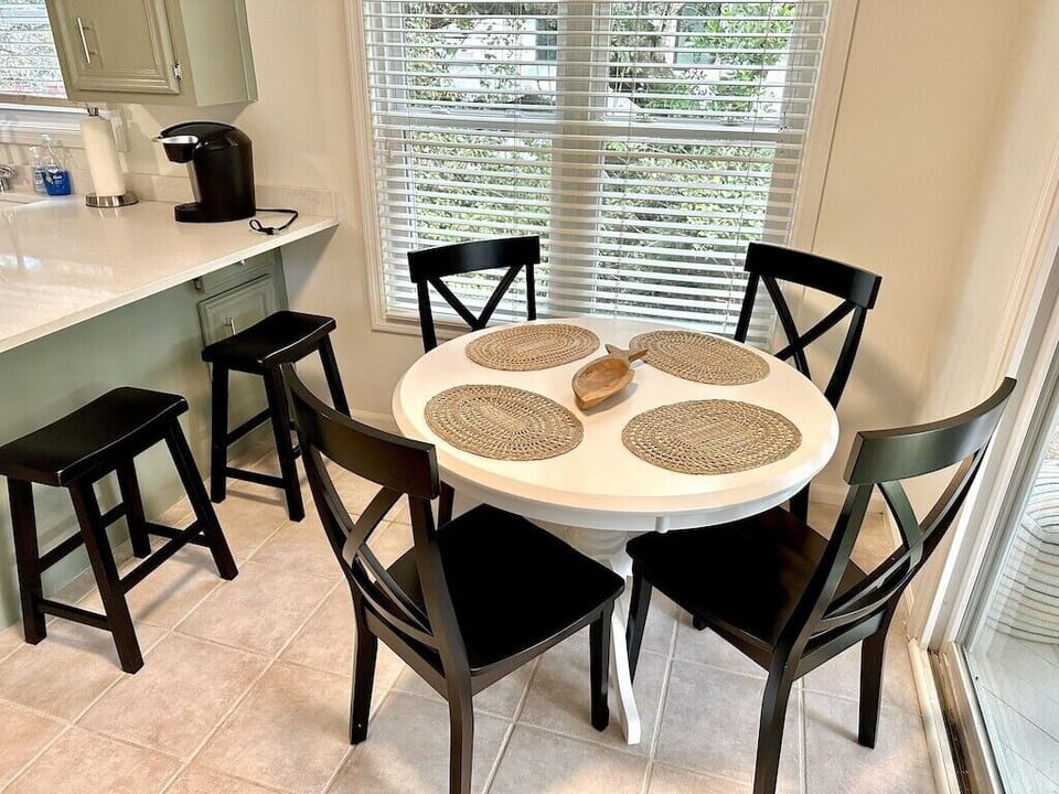 Kitchen eat-in table area