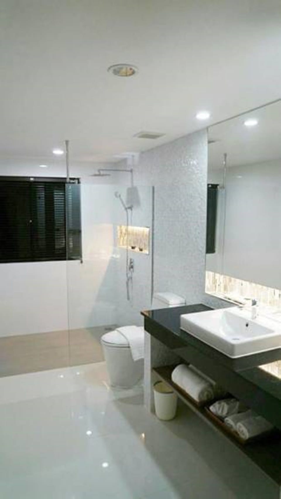 Panorama  | Bathroom | Shower, free toiletries, hair dryer, slippers