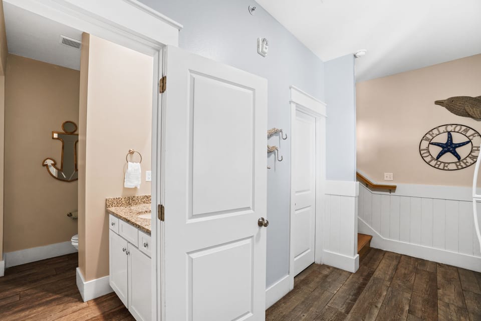 House | Bathroom | Hair dryer, towels