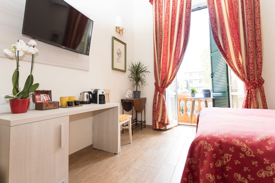 Standard Double Room | Memory foam beds, in-room safe, desk, laptop workspace