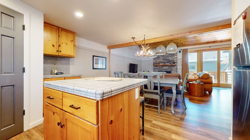 Condo, 2 Bedrooms | Dining