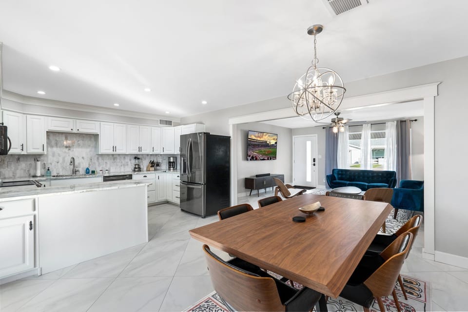 Open floor plan between the kitchen, dinning room and family room.