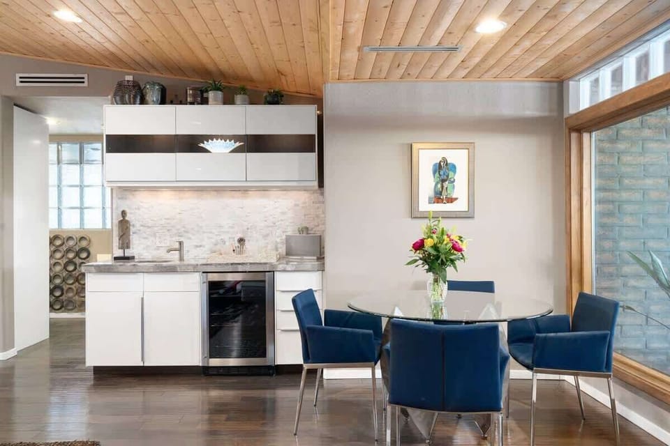 The cozy dining area features a nearby wetbar so cocktail hour can be had around the clock!