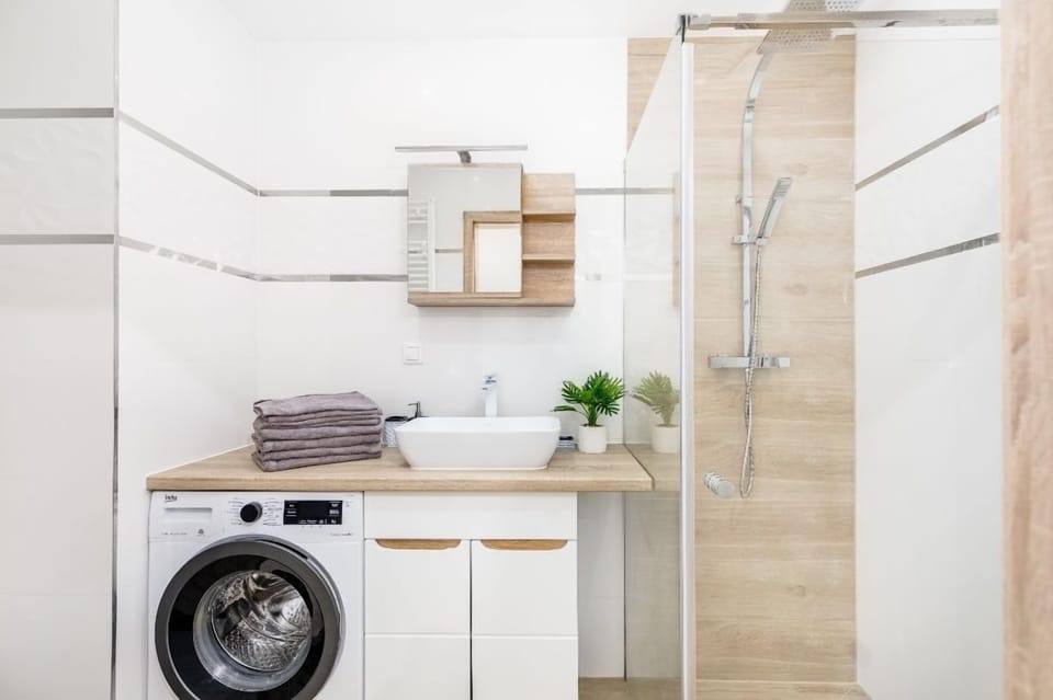 Comfort Quadruple Room, 1 Bedroom | Bathroom